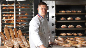 Notre MOF Joel Defives dans son atelier entouré de pain